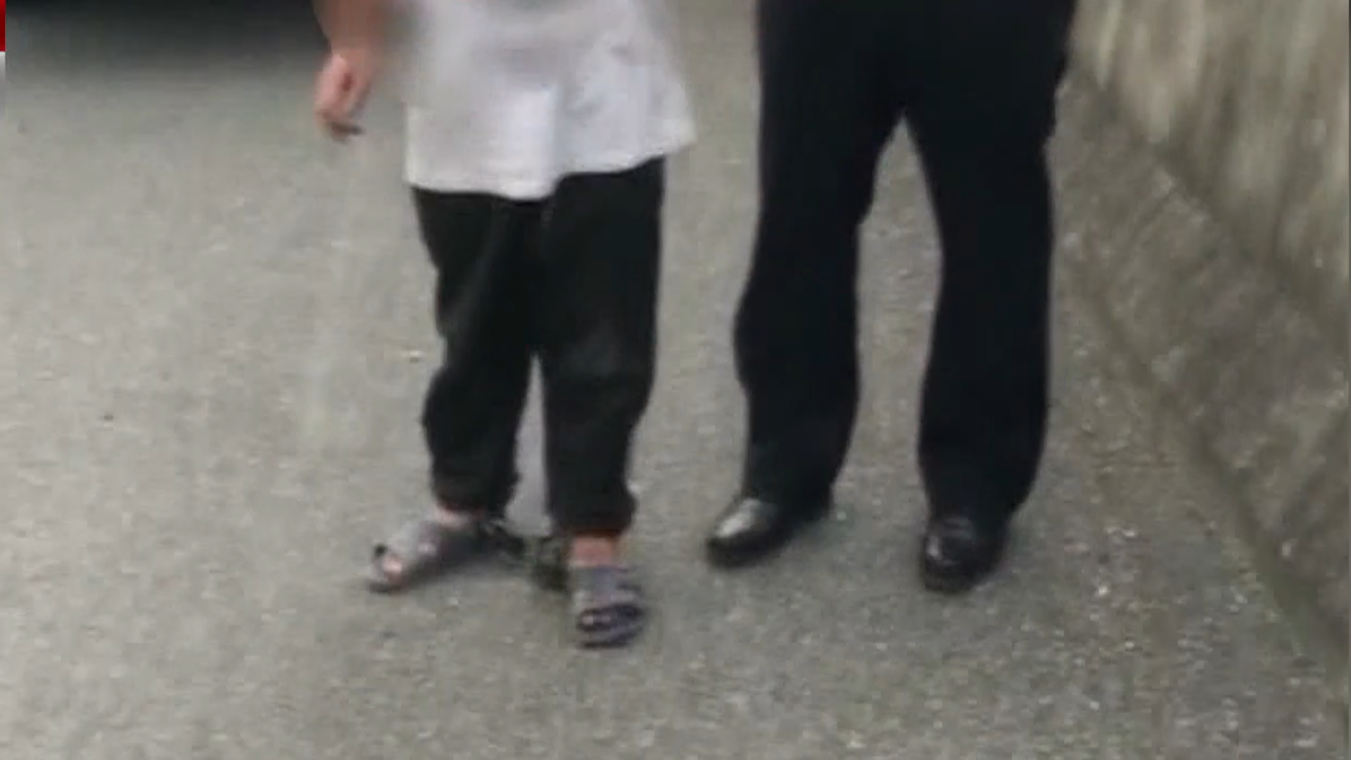 10岁男孩脚铐铁链高速上行走 背后真相一言难尽