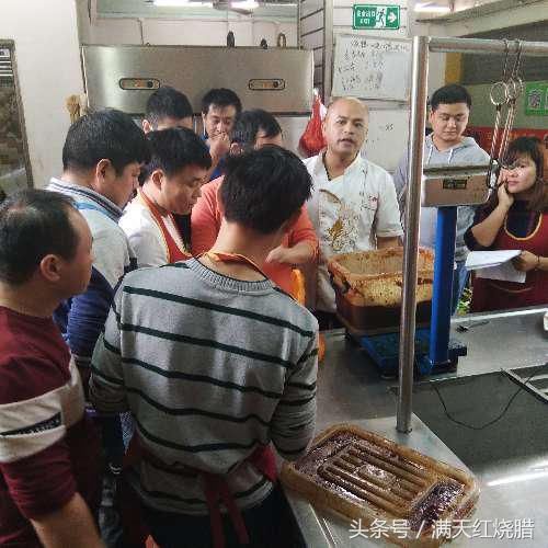 广东烧鹅的做法添加这些食材进行调制,烧鹅不