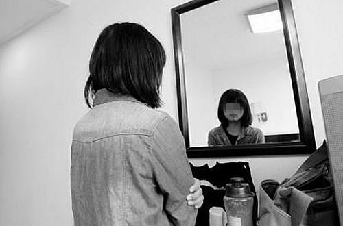 15岁女学生肚子疼住院,掀开被子后都是鲜血,把