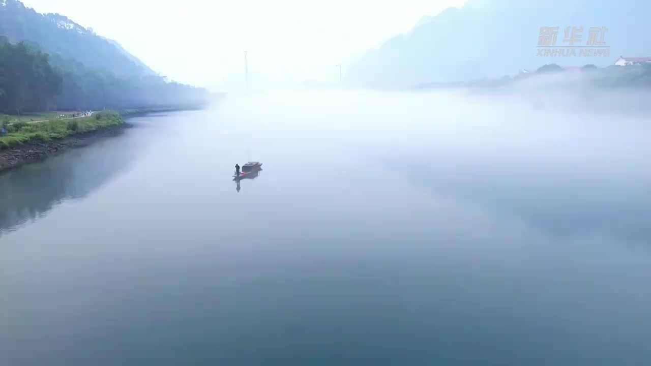 广西天峨：云海环城 青山半隐