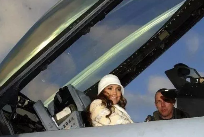 图注：好莱坞女星詹妮弗·洛佩兹慰问美国空军