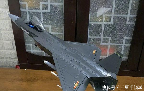 歼15隐身版还是歼31上舰版央视又曝光一架隐身战机模型