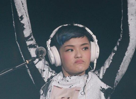 徐佳莹红馆开唱变表情包 吸引到容祖儿等艺人到场支持