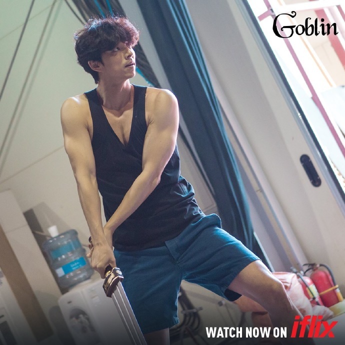 身穿背心专注投入到武术练习的金侁,这样完美的肌肉线条和身材