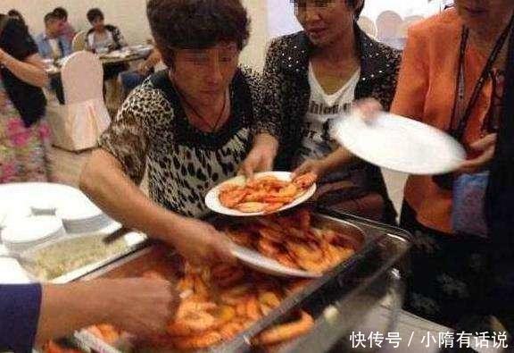 大妈国外吃自助餐,只吃名贵的大虾,老板表示:中