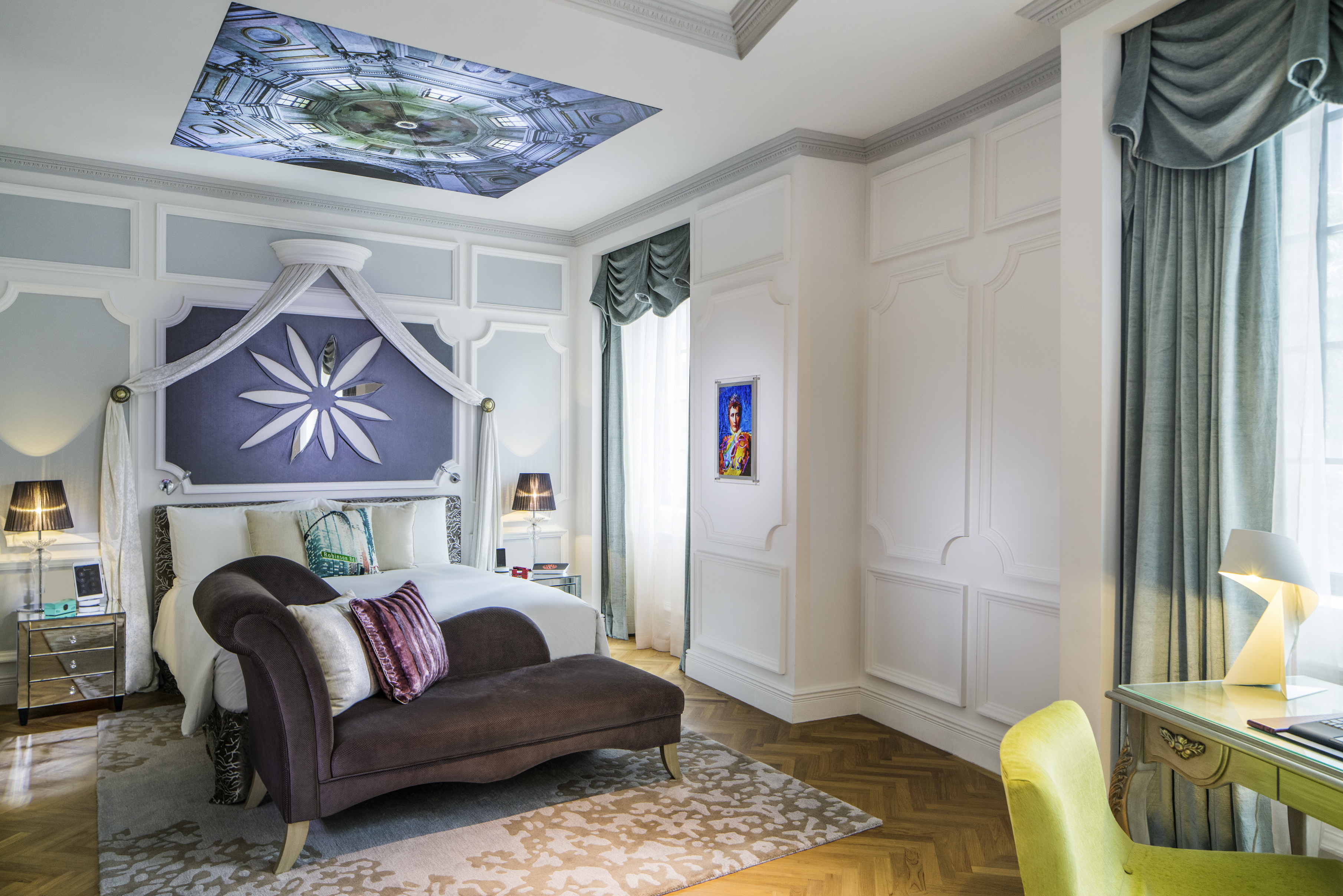 向老佛爷致敬,除了买一件香奈儿,还要住进他