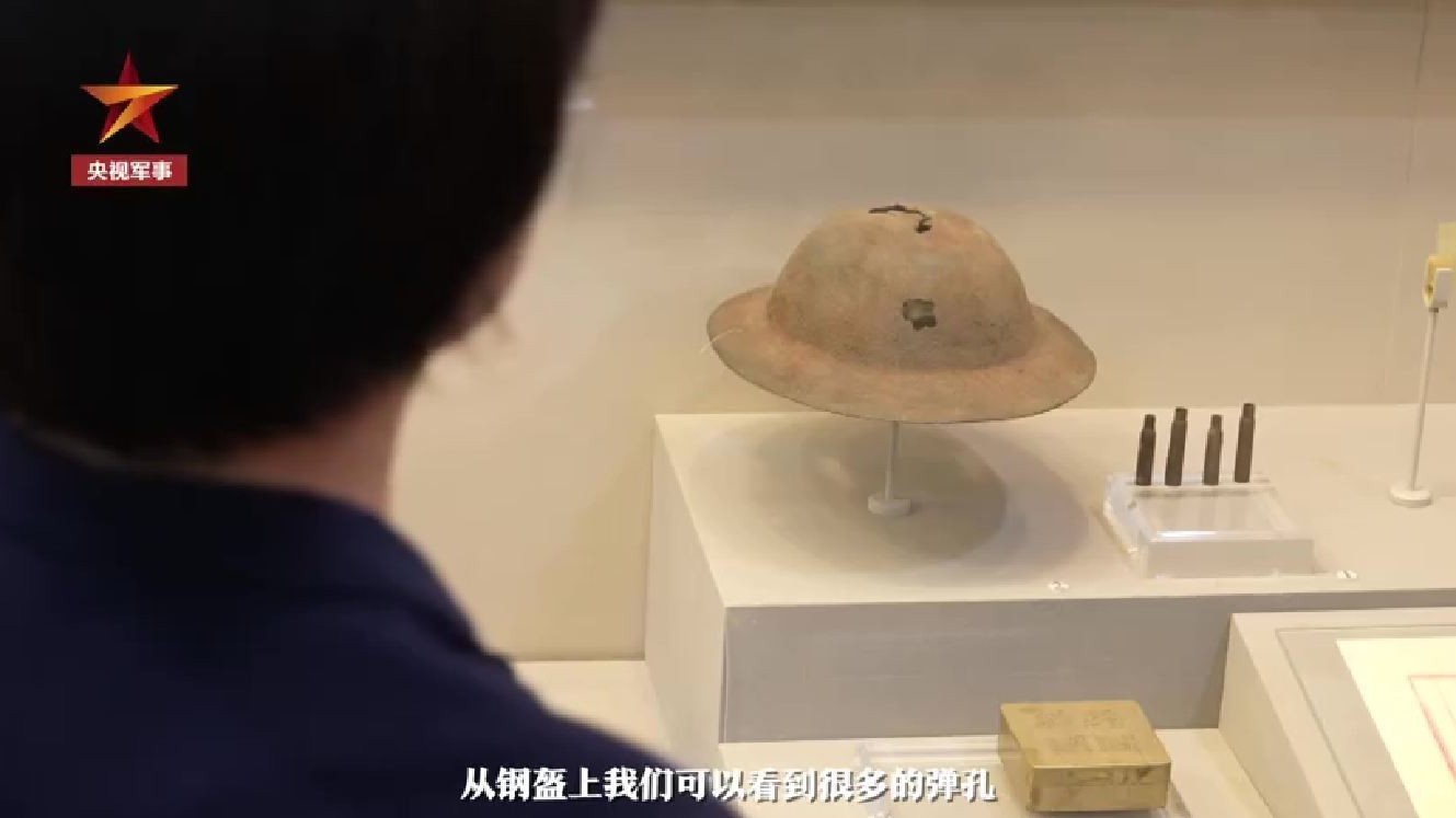 勿忘历史!卢沟桥战斗中战士的钢盔上布满弹孔 勿忘历史!卢沟桥战斗中战士的钢盔上布满弹孔