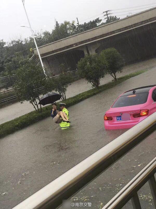 南京暴雨致内涝 警察抱出受困女车主