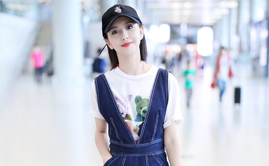 佟丽娅恢复清新短发俏丽亮相机场 戴棒球帽露完美侧脸颜值吸睛