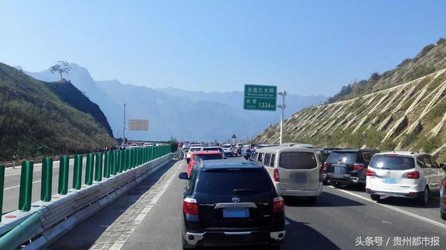 1月28日,贵州高速公路方面告诉《贵州都市报》:众人在北盘江第一桥上