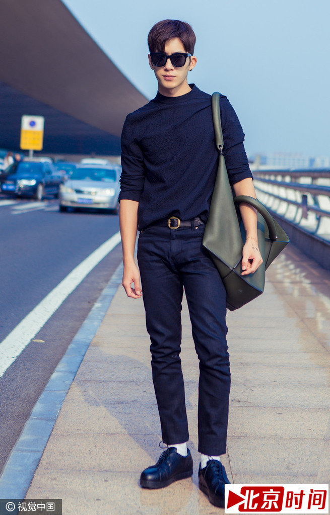 井柏然机场街拍实力耍帅。
