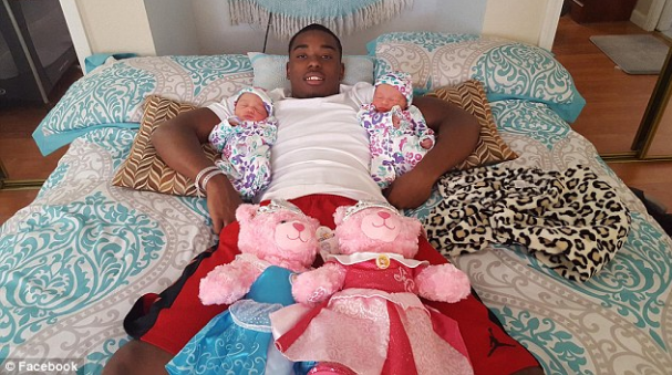 孪生姐妹肤色迥异 没人相信她们是双胞胎