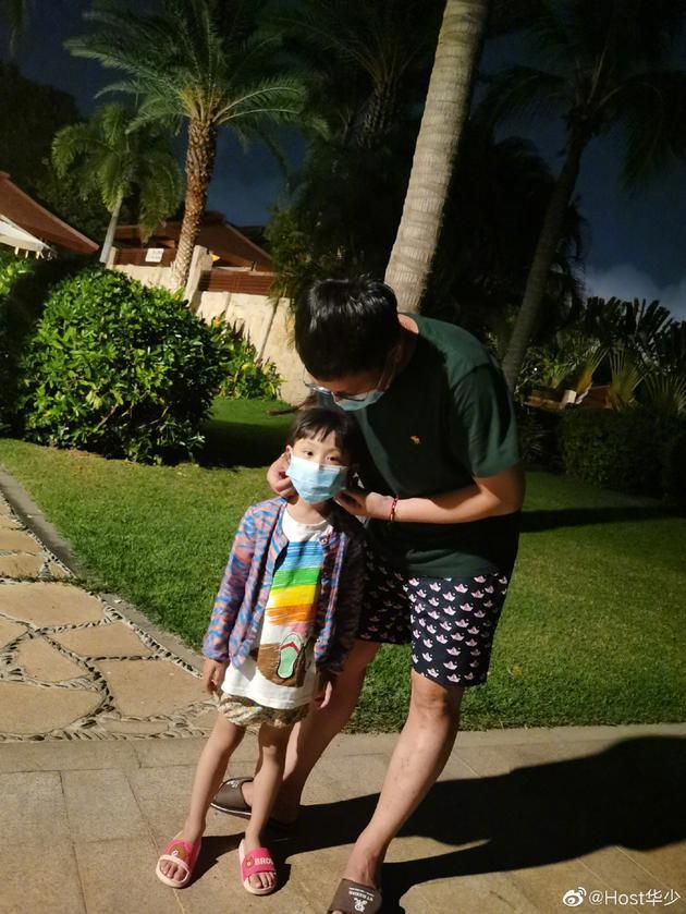 主持人华少致敬白衣天使 为孩子戴口罩以身作则(图1) 主持人华少致敬白衣天使 为孩子戴口罩以身作则(图1)