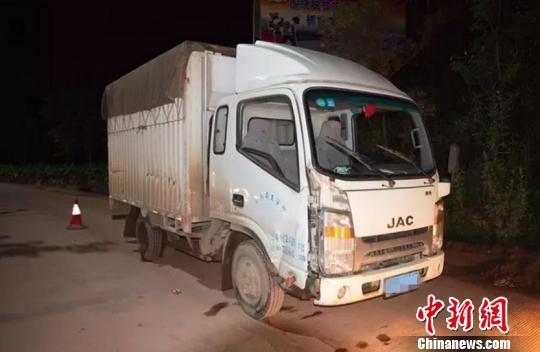 云南17岁男子酒后与家人起纠纷 无证驾驶连撞7辆车 云南17岁男子酒后与家人起纠纷 无证驾驶连撞7辆车
