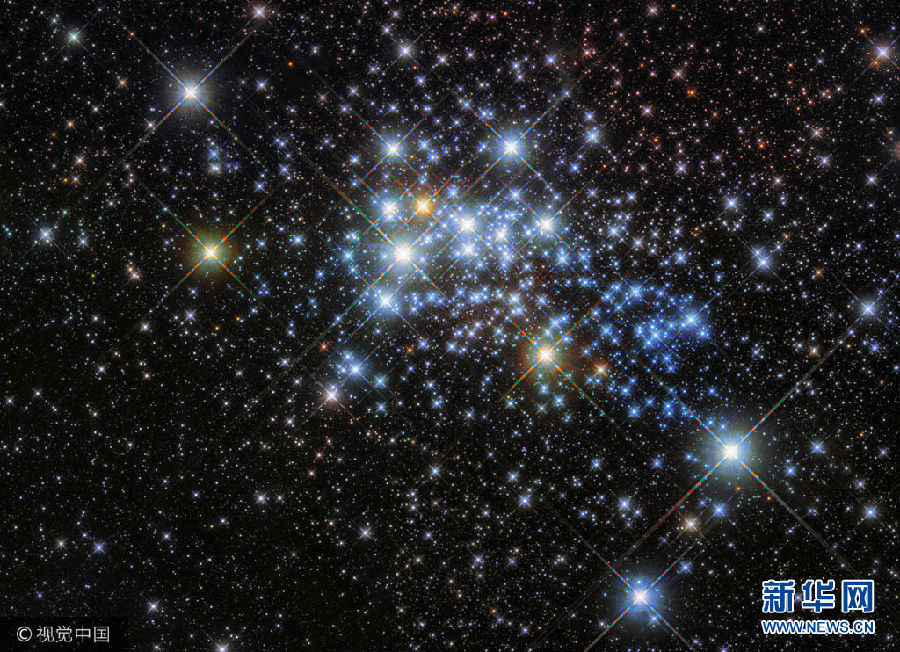 3月10日讯，美国宇航局发布超星团“Westerlund 1”图像。“Westerlund 1”拥有大约20万颗恒星﹐亮度是太阳的一百万倍﹐而且比迄今发现的任何其他恒星群都更接近我们。引人注目的是﹐这个恒星星群非常年轻﹐只有4至5百万年。其中有许多巨大的星体﹐质量是太阳的30至40倍。