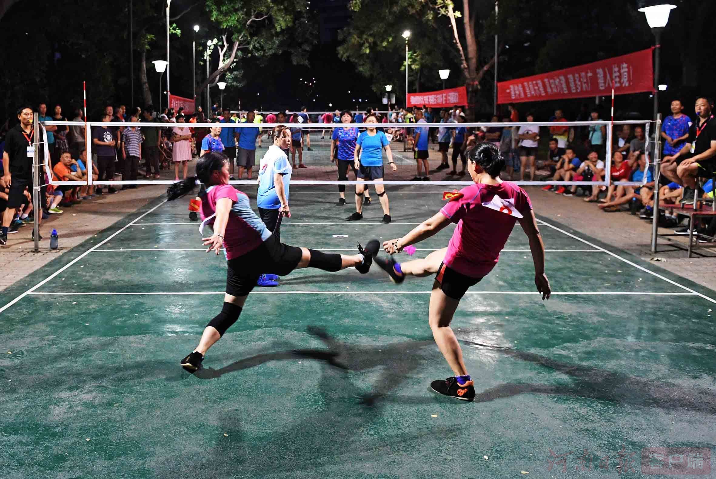 7月27日晚,郑州市绿城广场上毽球运动员闪转腾挪,桃红色的毽球上下