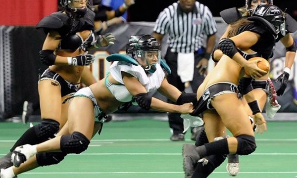 作为更刺激的橄榄球赛，橄榄球内衣碗上刺激的画面比比皆是。比赛当中，过于投入的女队员就当众扯掉了对手的内裤，当事人甚至还来不及反应，大半个臀部已经暴露在广大观众眼前。这下子，她可算是一“扯”成名了。