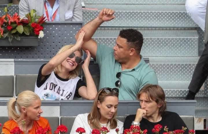 体育足坛传奇罗纳尔多携女友观战大师赛,比赛