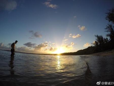 曾诚微博晒图享受度假 借歌词抒美好心情