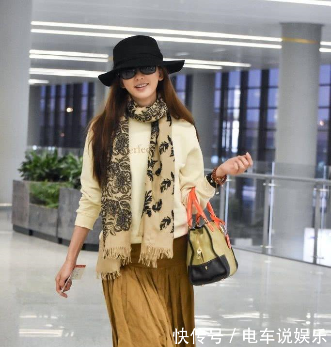 林志玲穿条假牛仔裤去机场, 不仅不丑, 还意外
