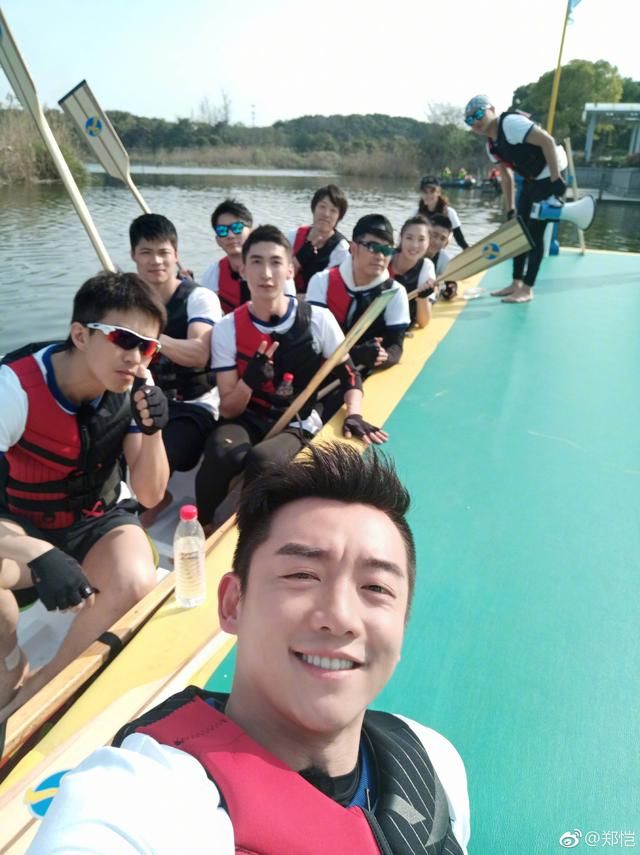 郑凯微博发跑男录制照,网友发现照片中深藏玄