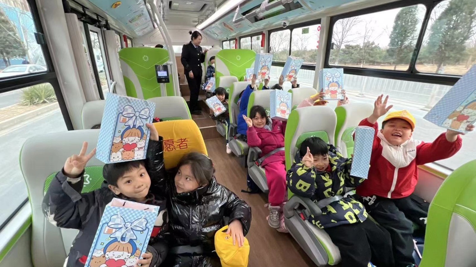 新学期 通学公交乘务员用“惊喜”迎接开学季 新学期 通学公交乘务员用“惊喜”迎接开学季