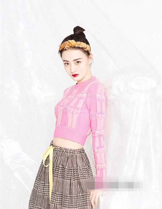 徐璐晒时尚照,和张雪迎穿同款短款上衣,气质不