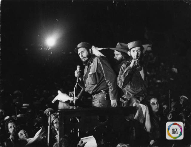 1959年1月8日，卡斯特罗率领着革命队伍推翻了巴蒂斯塔军事独裁政权，后者被迫逃亡海外。而后，卡斯特罗建立了革命政府，并出任政府总理（后改称部长会议主席）和武装部队总司令。图为古巴革命取得胜利，卡斯特罗（左）向支持者发表演讲。