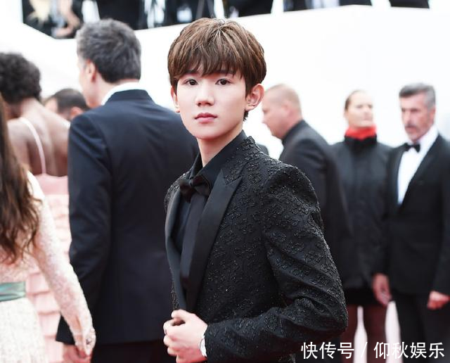 王源戛纳电影节走红毯时踩到奚梦瑶礼服,采访