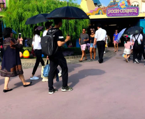 Angelababy带儿子参加亲子活动,小海绵脚上的