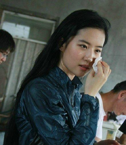刘亦菲素颜庆生私照曝光 脸上糊奶油表情可爱