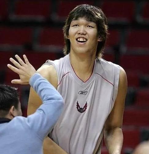 韩国2米21中锋豪言可以打爆姚明,人长得很丑,却娶1米7大美女 韩国2米21中锋豪言可以打爆姚明,人长得很丑,却娶1米7大美女