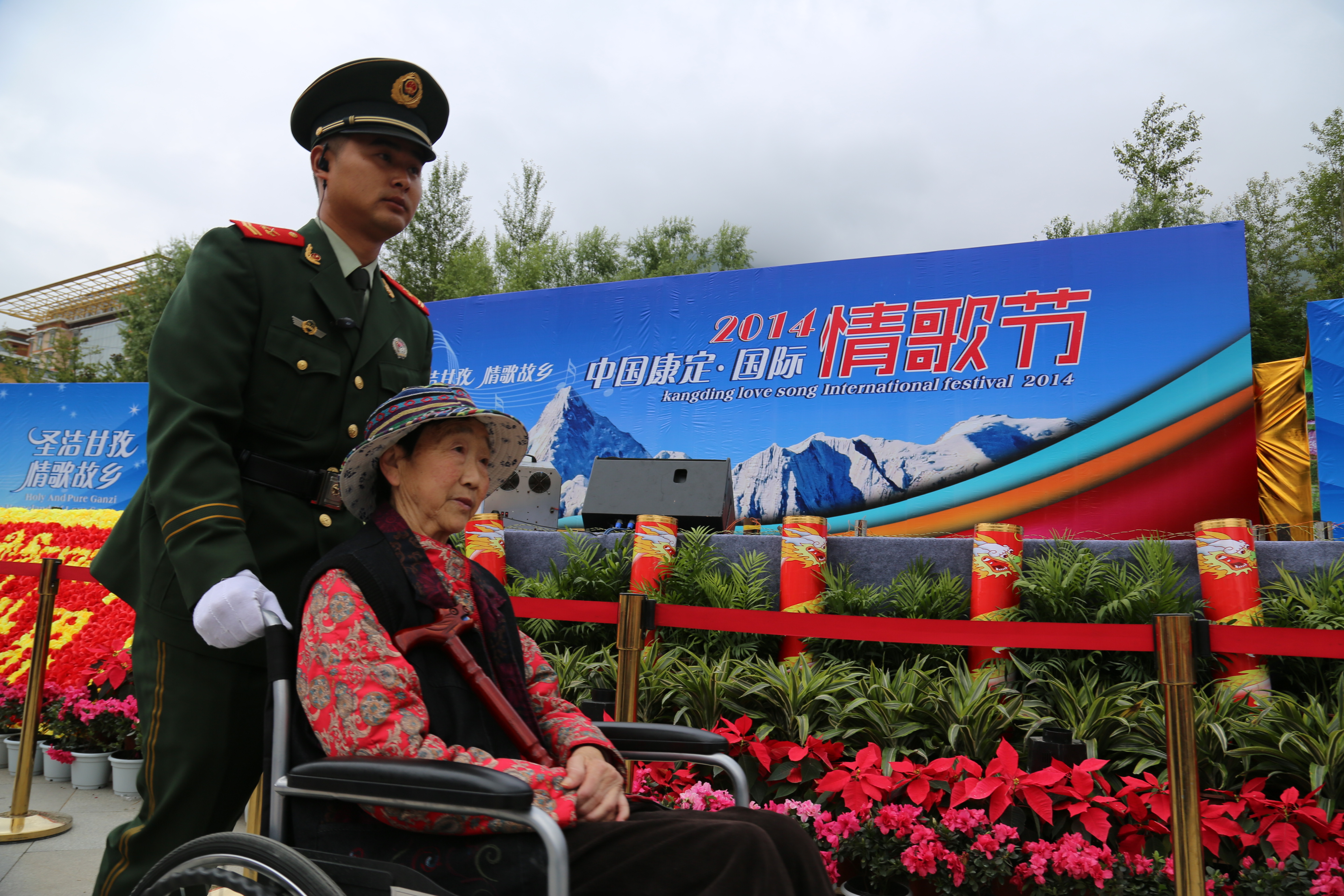 武警四川总队官兵在安保任务中热心帮助行动不便的老人。宋科霖摄