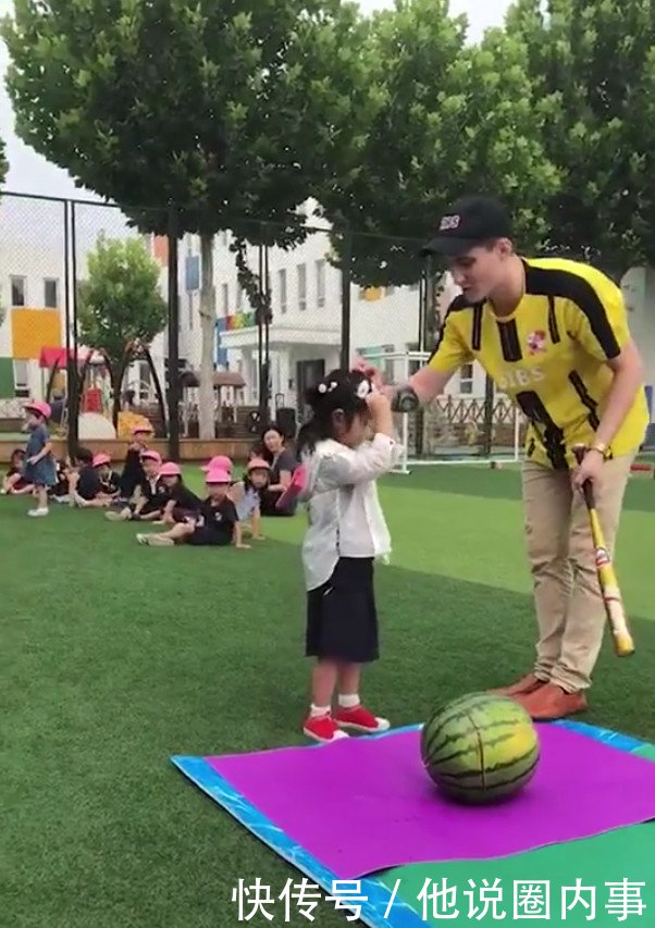 李小璐哥哥晒甜馨视频,蒙眼敲西瓜超可爱,完全