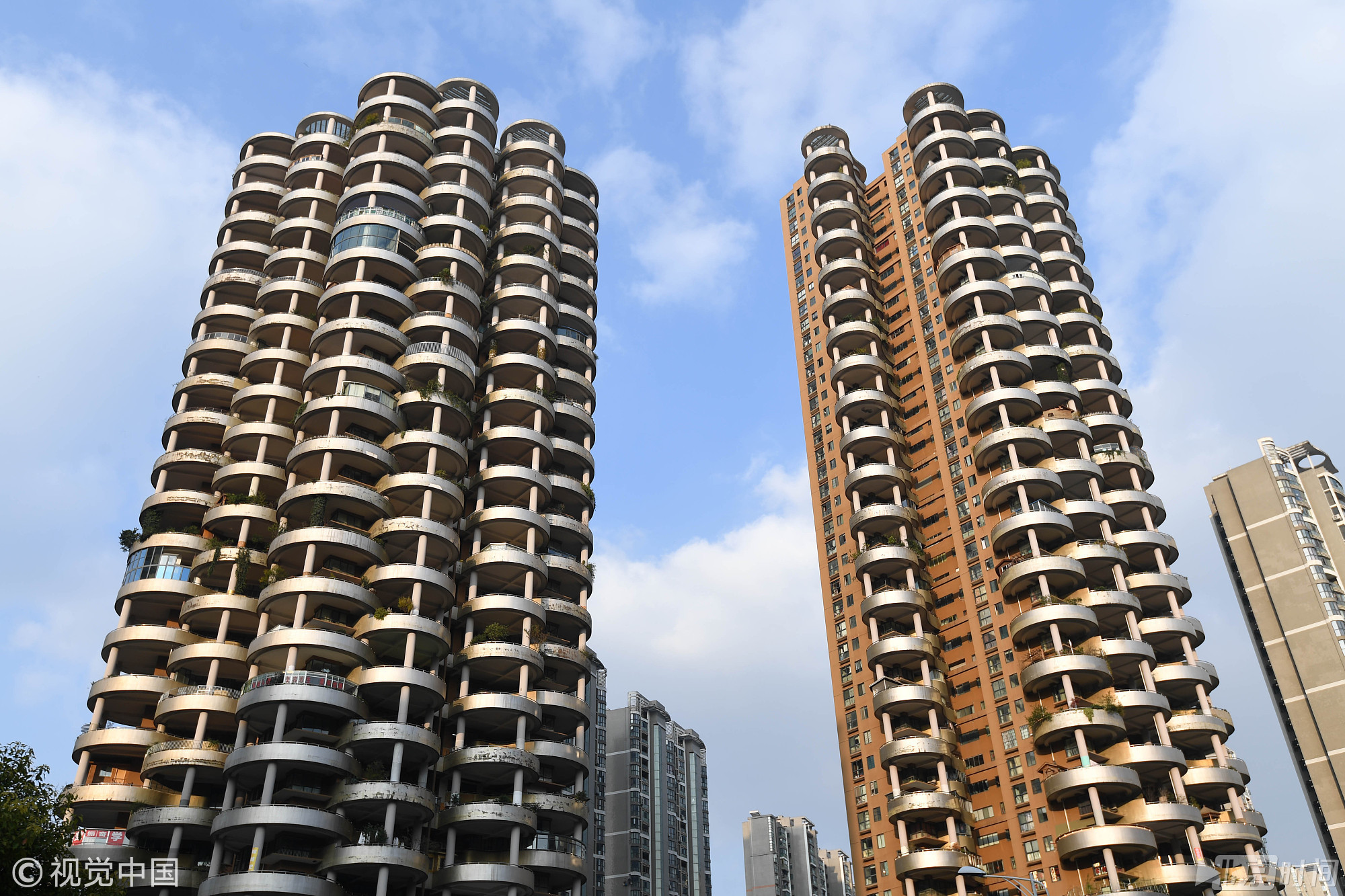 2017年11月2日，贵阳市观山湖区龙泉苑街，一小区几栋楼造型独特，远远望去，酷似一串串“烤面筋”，被网友戏称为“烤面筋楼”。所有半圆形阳台组合成一串串“烤面筋”。有市民调侃道，设计师估计喜欢吃烤面筋，望楼止饿。也有附近市民称，建筑设计的很有风格。