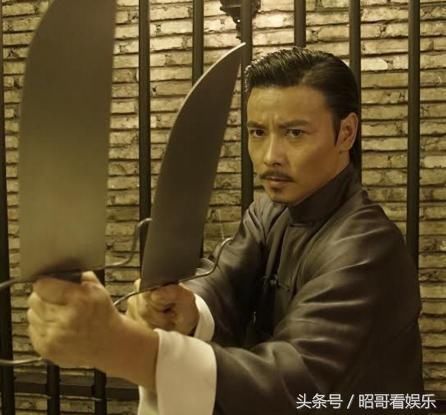 在《叶问3》中,张晋与甄子丹对打,甄子丹的棍对阵张晋的八斩刀,结果真