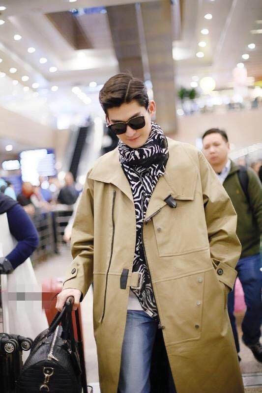 张若昀和张翰的机场秀都喜欢穿风衣,帅吗?
