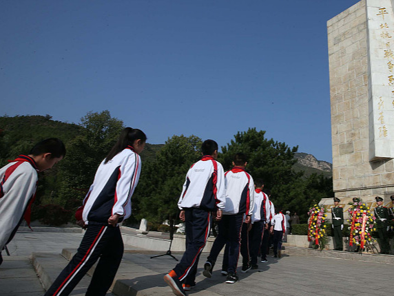 一抔热土一抔魂 300余人在烈士丰碑前诵家国情 一抔热土一抔魂 300余人在烈士丰碑前诵家国情