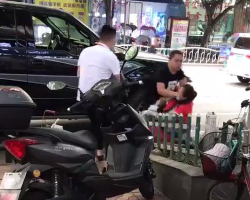 眉山城管相关负责人介绍,当地派出所已经介入调查,这名环卫工正在眉山市人民医院进行检查治疗,城管部门已安排人员照看该名受伤环卫工人。