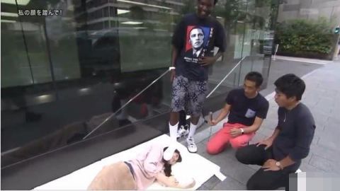 脑子进水了么,妹子痴迷被臭脚踩脸