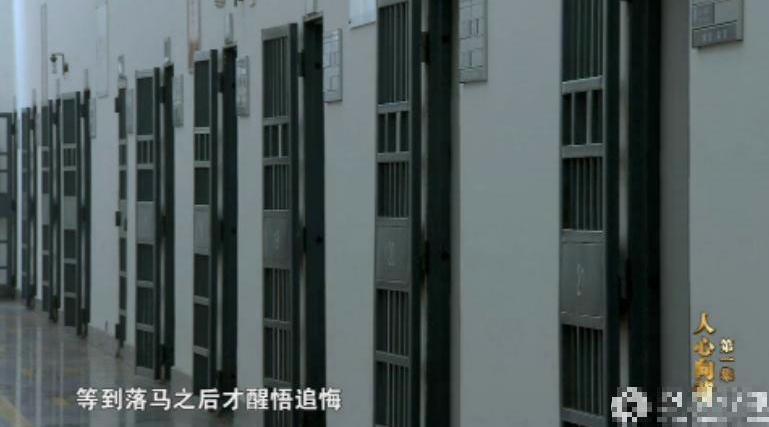 最初,监狱共建有4幢白色楼房,后进行了扩建。1967年,秦城监狱增加了6栋楼房和6个院子。
