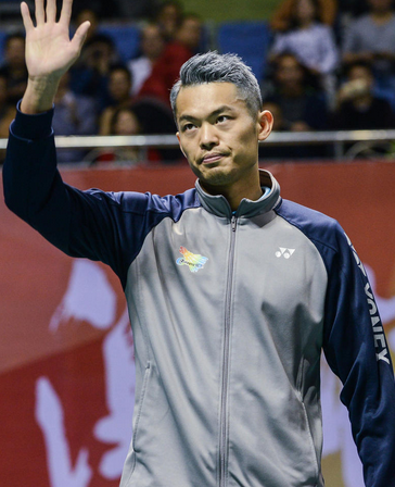 林丹奶奶灰发色亮相羽超赛场 演绎时尚