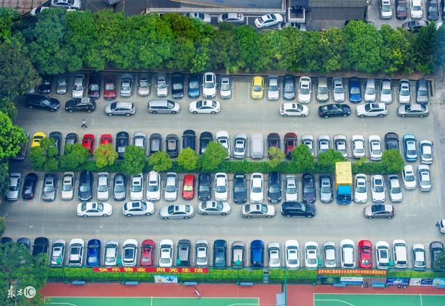 小区停车位收费合理吗?