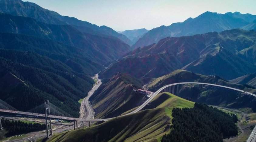 【新时代·幸福美丽新边疆】航拍新疆第一高桥 俯瞰神奇果子沟 【新时代·幸福美丽新边疆】航拍新疆第一高桥 俯瞰神奇果子沟
