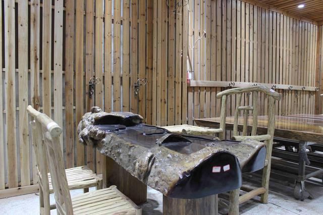 天津大佬投资欠了3千万,从头创业卖大板,一年