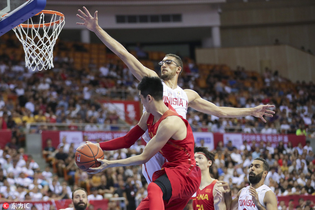 斯杯:中国男篮红队77-72突尼斯 周琦暴力扣篮