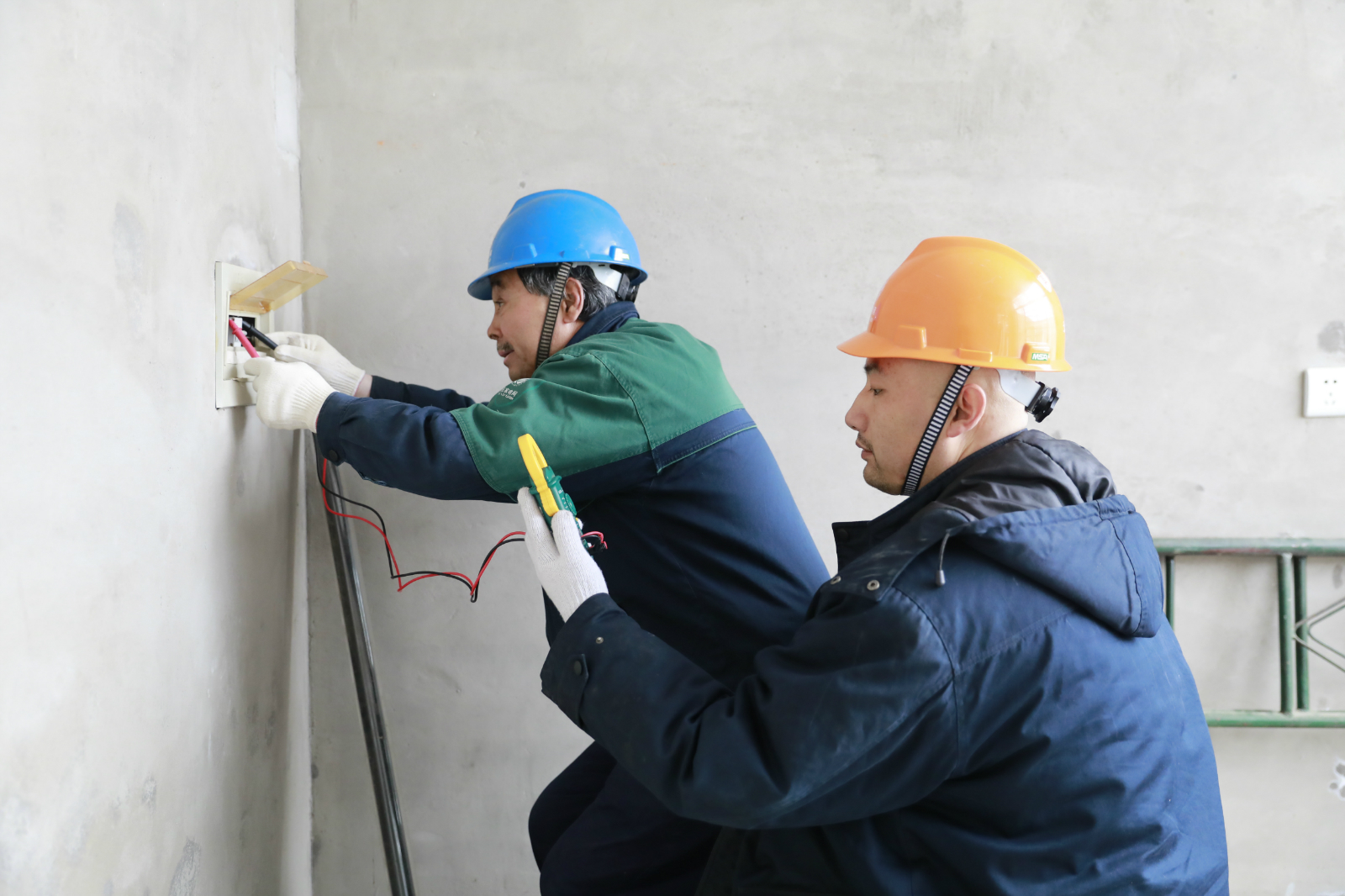 3月17日，国网北京密云供电公司“电管家”孙瑶、于长友雪后为“煤改电”用户检查家中用电情况。