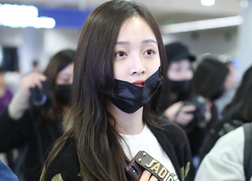 吴宣仪机场白到发光呆萌脸无辜可爱 清纯靓丽