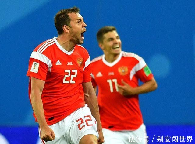 国足:俄罗斯进八强,全靠吸氨气?球迷:白斩鸡打