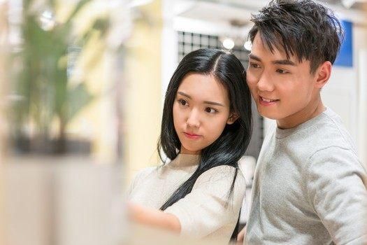 这件事我没有告诉馨子,我害怕她知道后会看不起我,甚至会告诉康威.